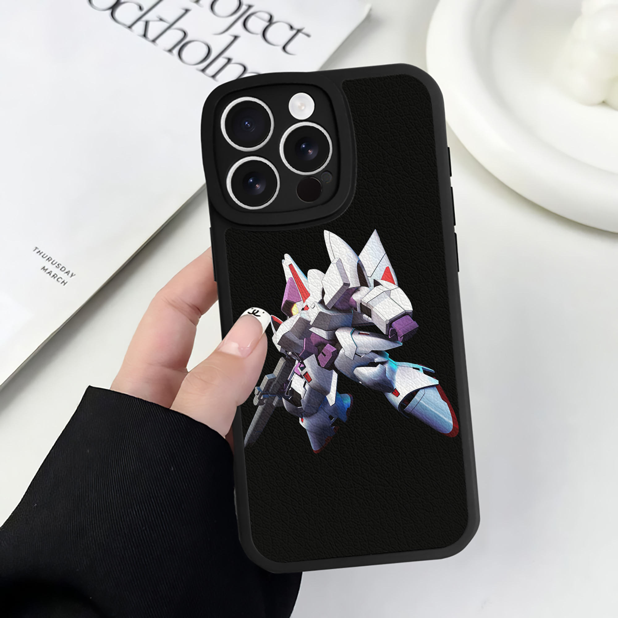 （画像用） 機動戦士ガンダム Mobile Suit Gundam 【iPhone 16シリーズ対応】シリコンスマホケース（レザー調） 材質：シリコン